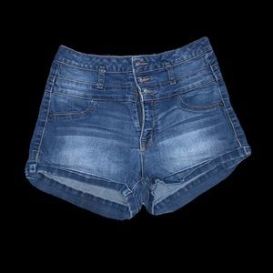 High waisted shorts with three buttons